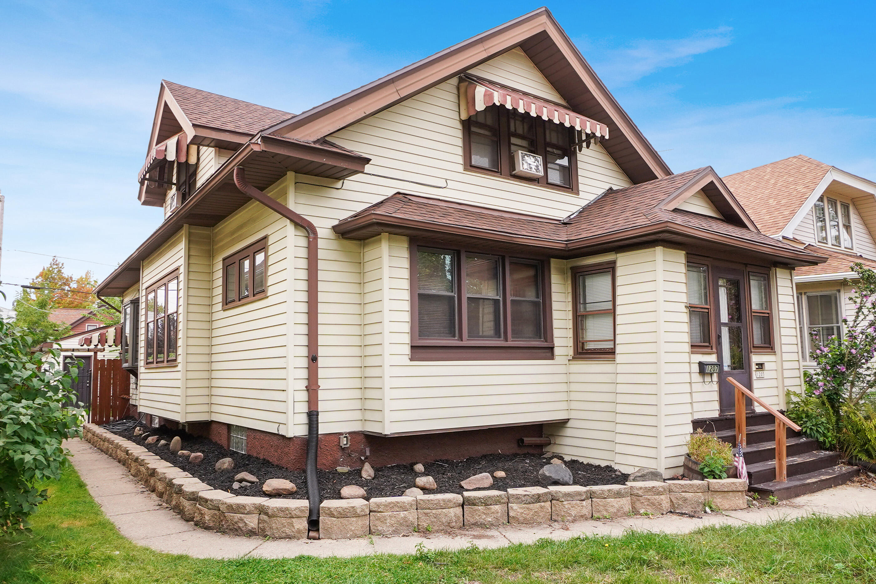 1205 S 74th St, 1207