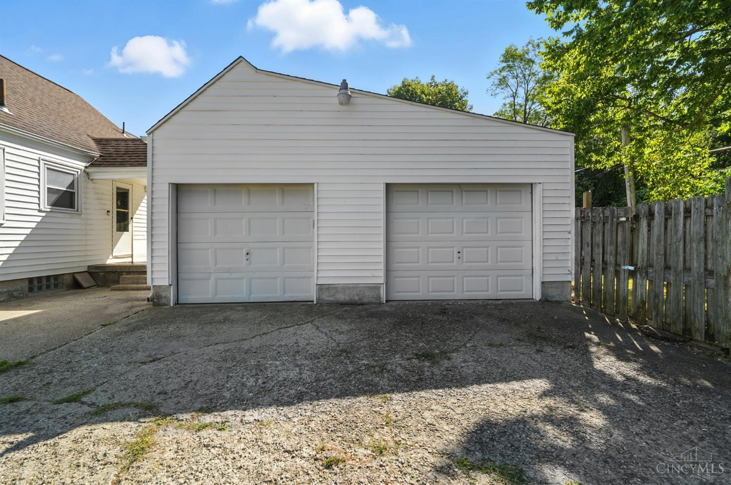 1102 E Lindsey Avenue