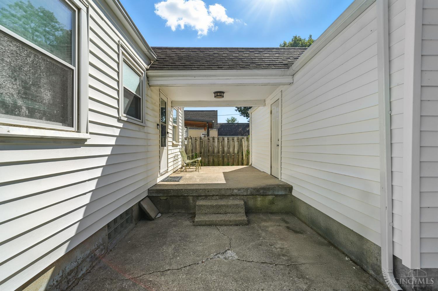 1102 E Lindsey Avenue