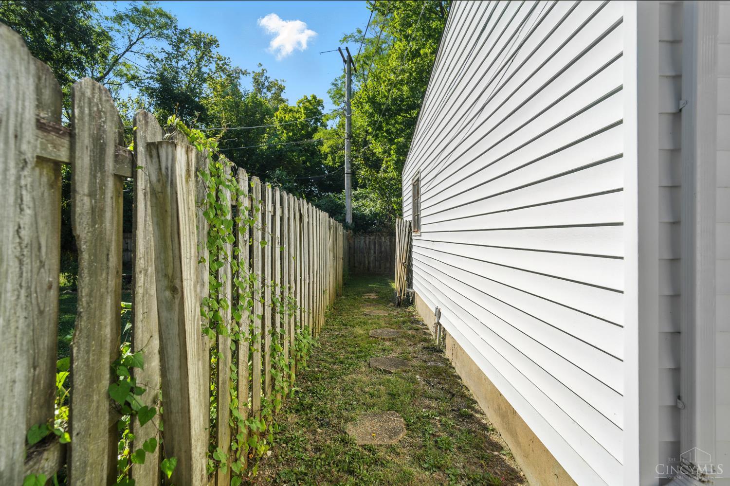 1102 E Lindsey Avenue