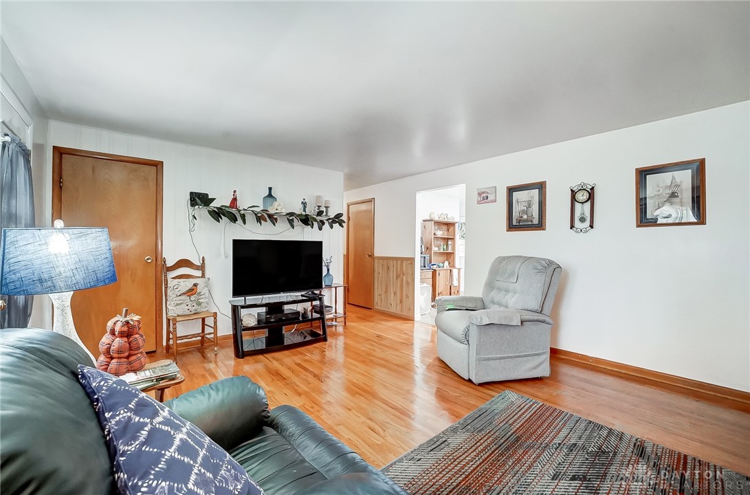 647 W Crescent Lane
