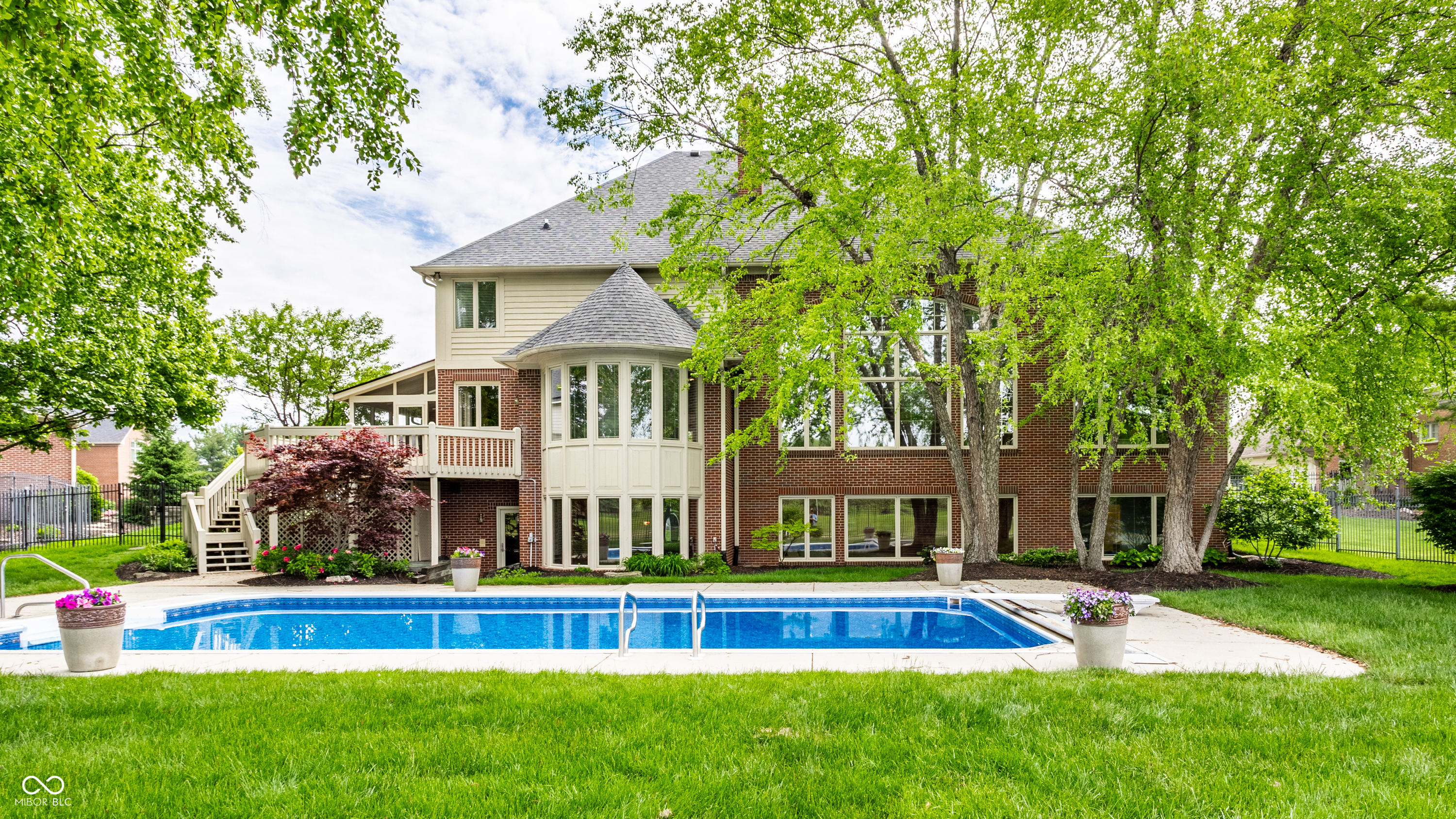 10554 Hyde Park