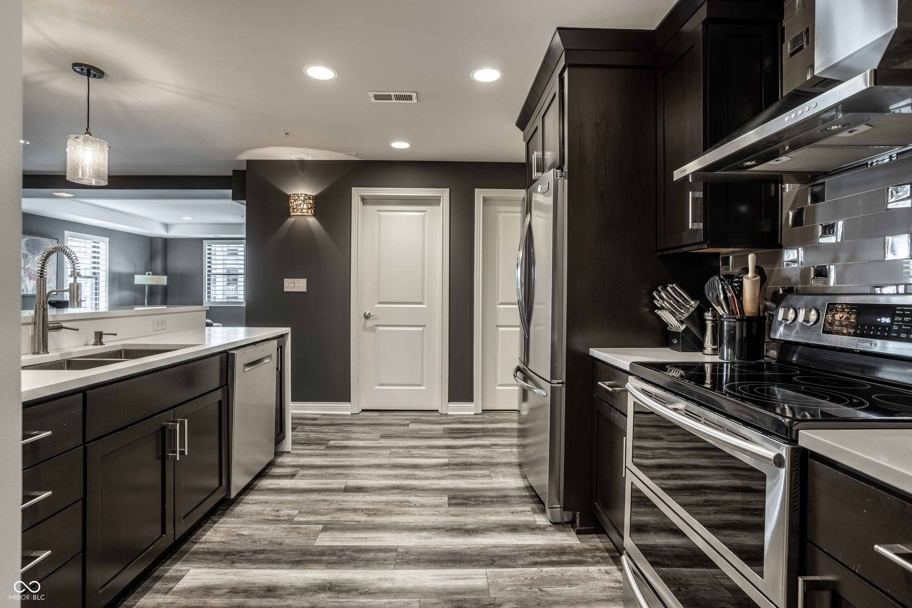 350 N Meridian Street Unit: UNIT 606/607