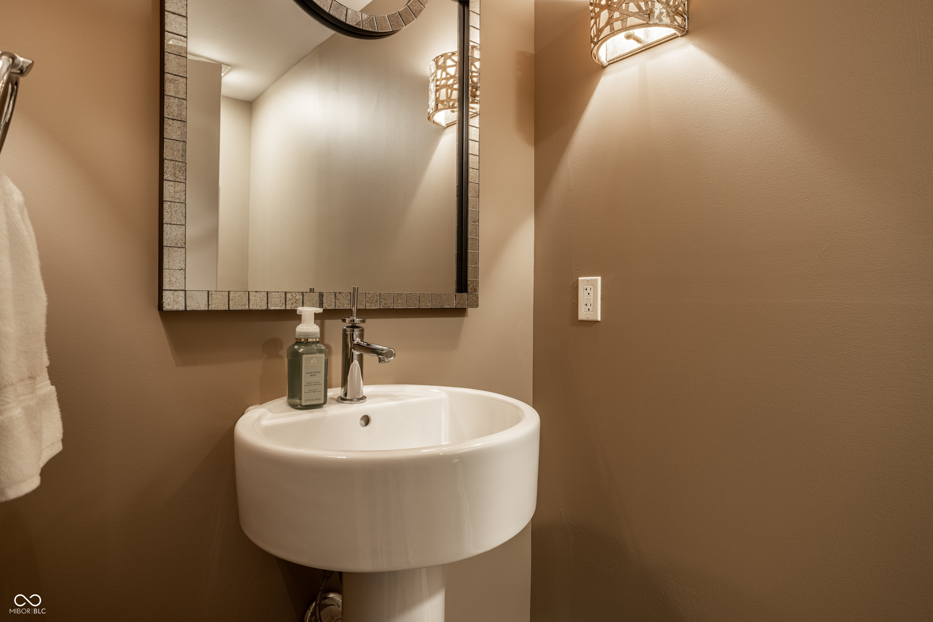 350 N Meridian Street Unit: UNIT 606/607