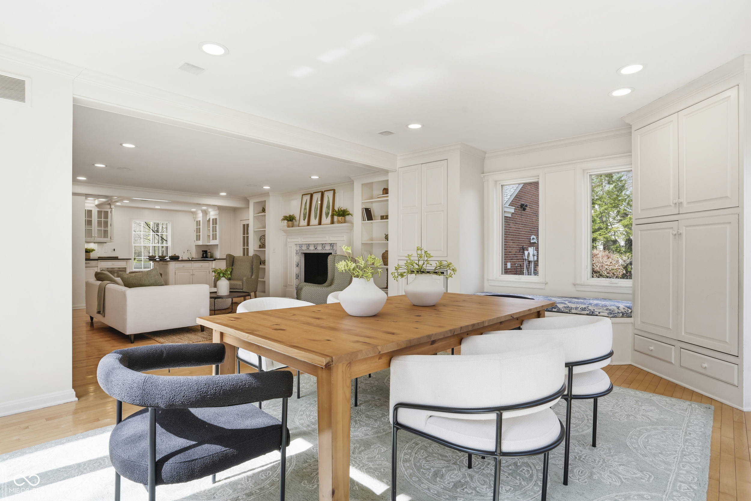 8121 N Illinois Street