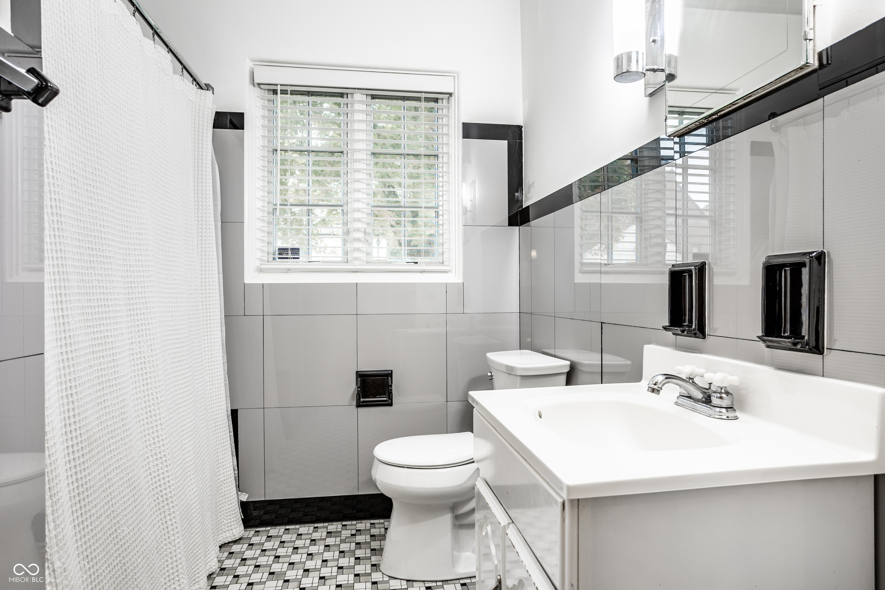 5680 N Delaware Street