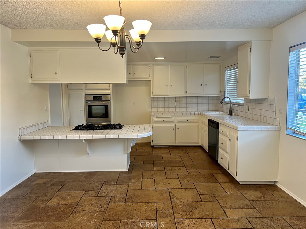 23007 Fonthill Avenue