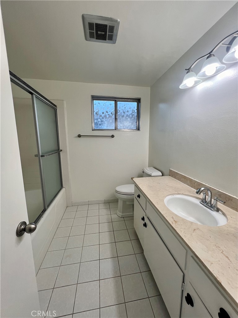 23007 Fonthill Avenue