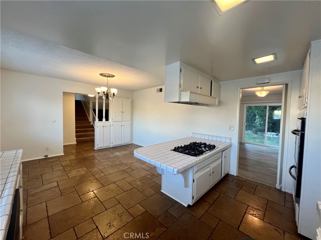 23007 Fonthill Avenue