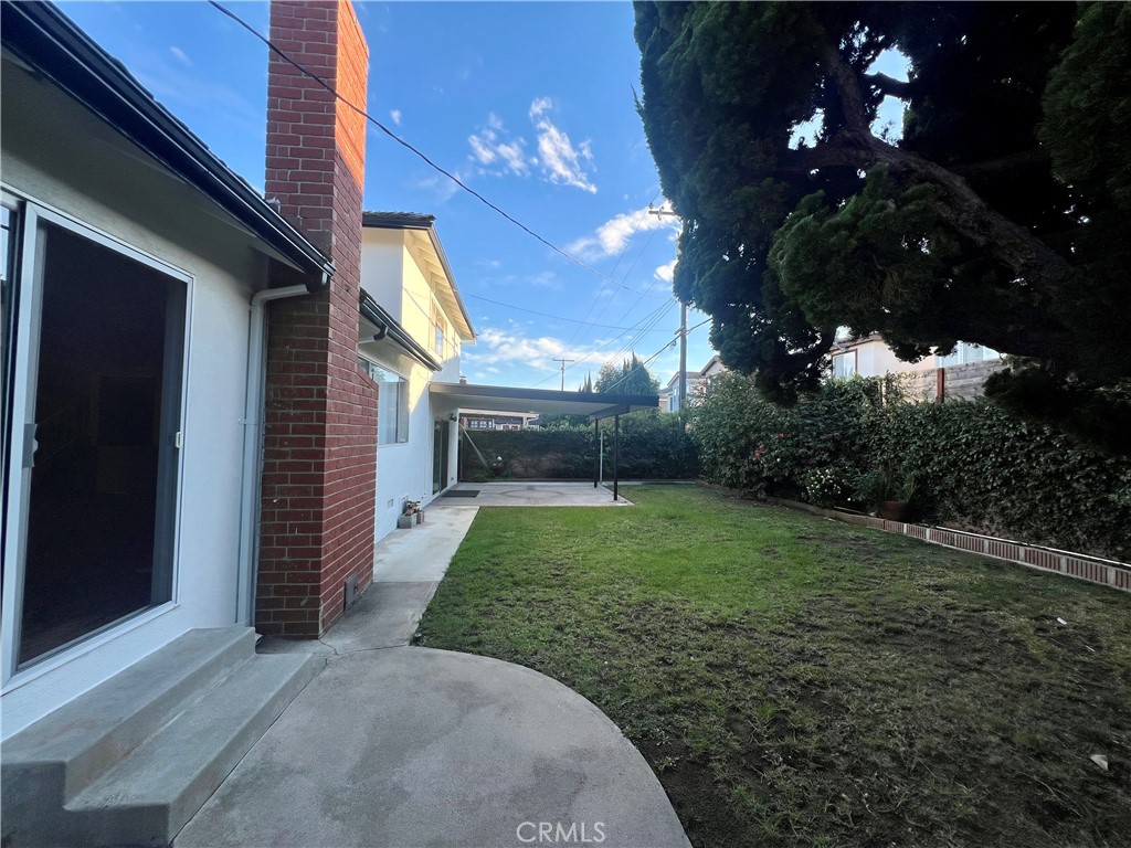 23007 Fonthill Avenue