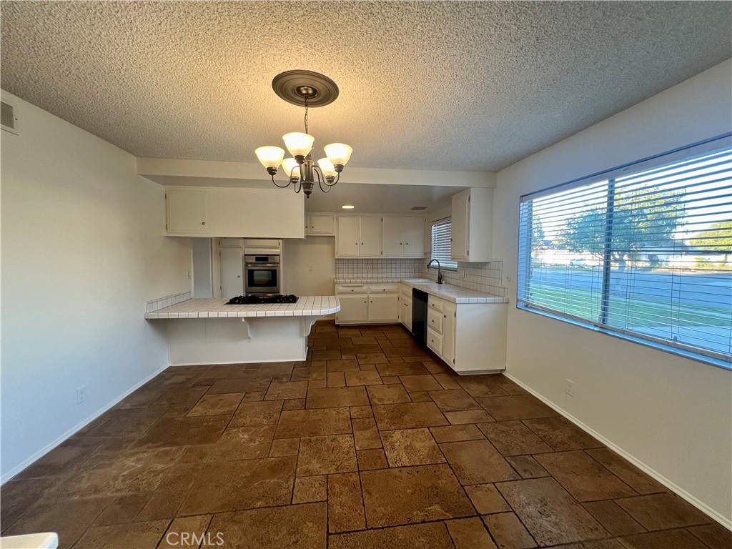 23007 Fonthill Avenue