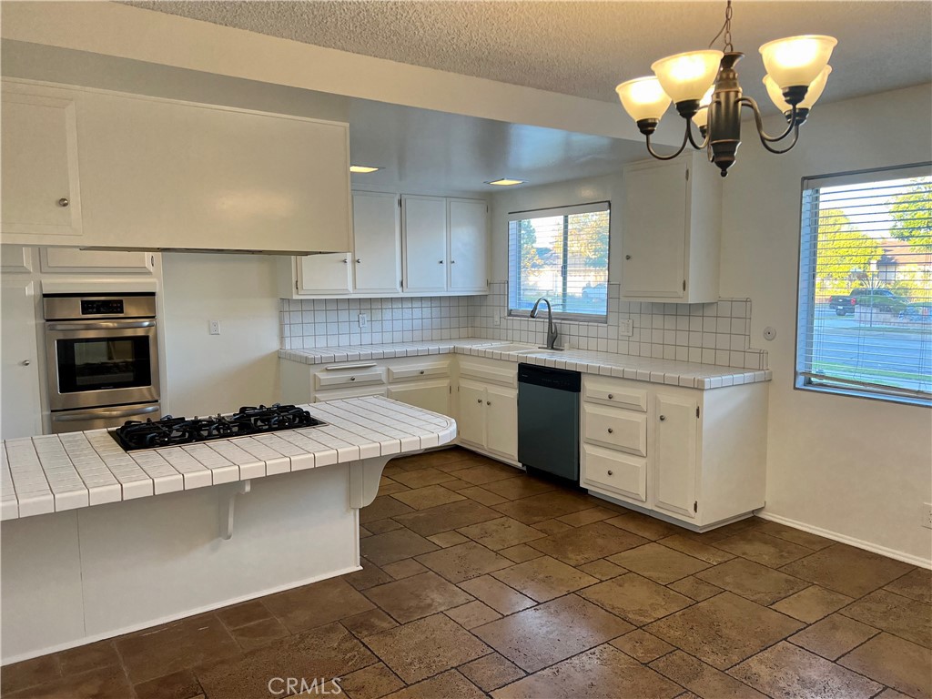 23007 Fonthill Avenue