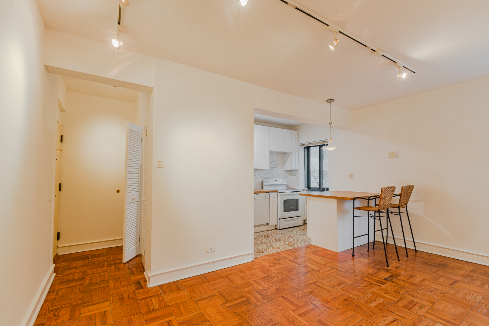 5056 N MARINE DRIVE UNIT: C6