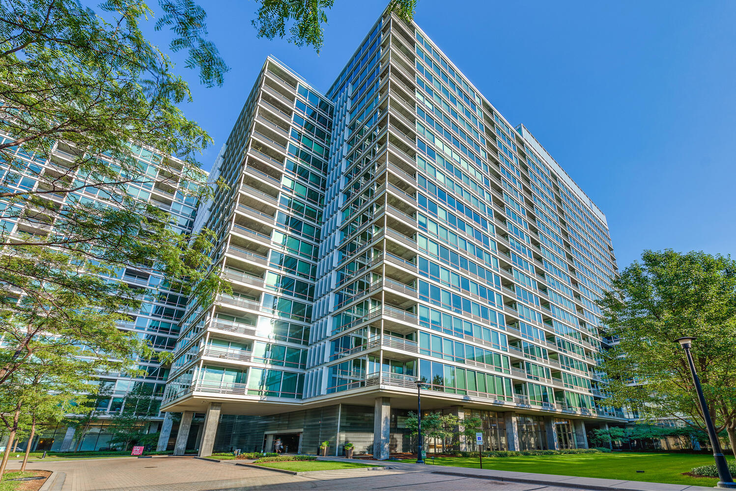 9715 Woods Drive Unit: 807