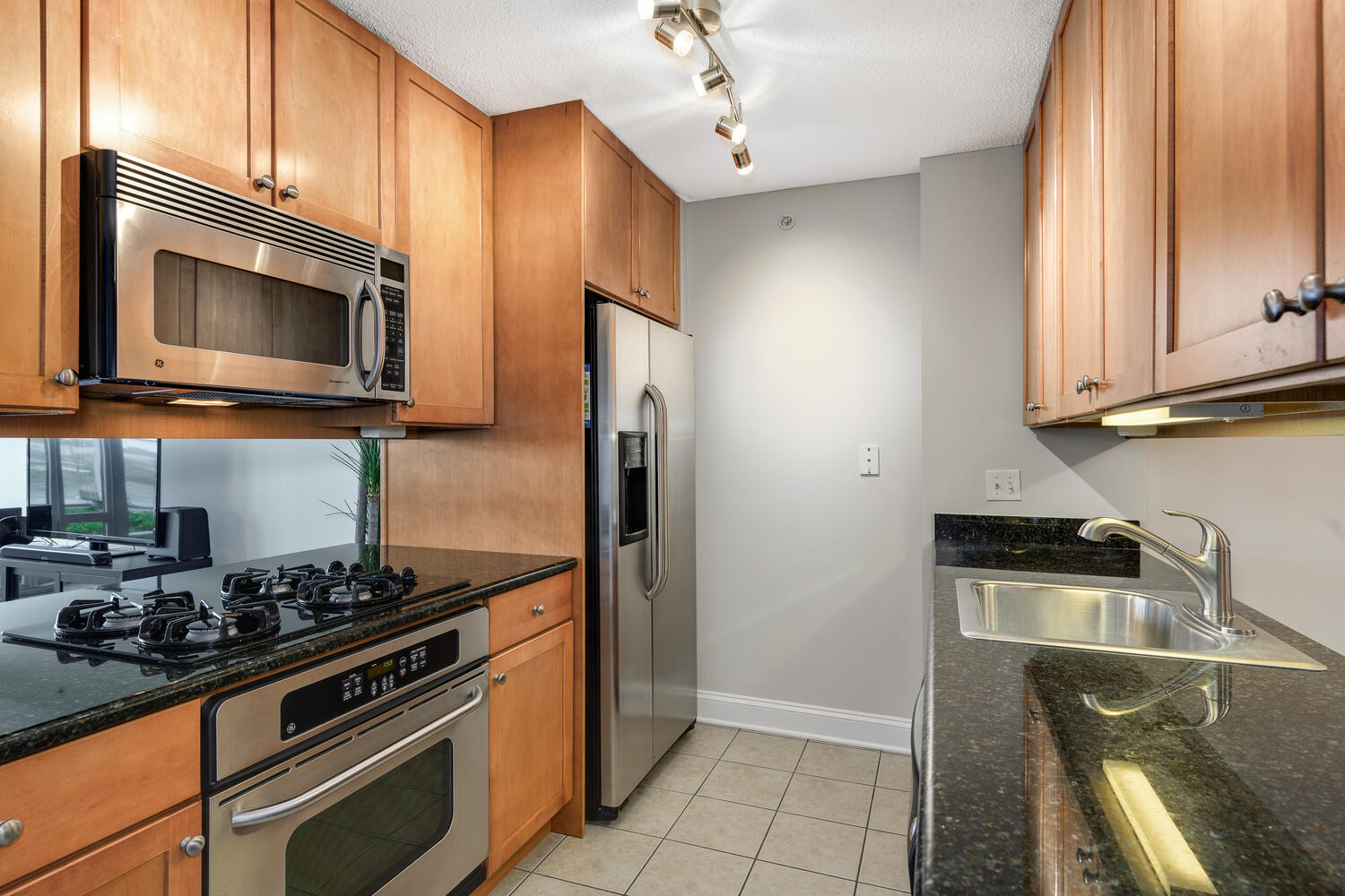 9715 Woods Drive Unit: 807