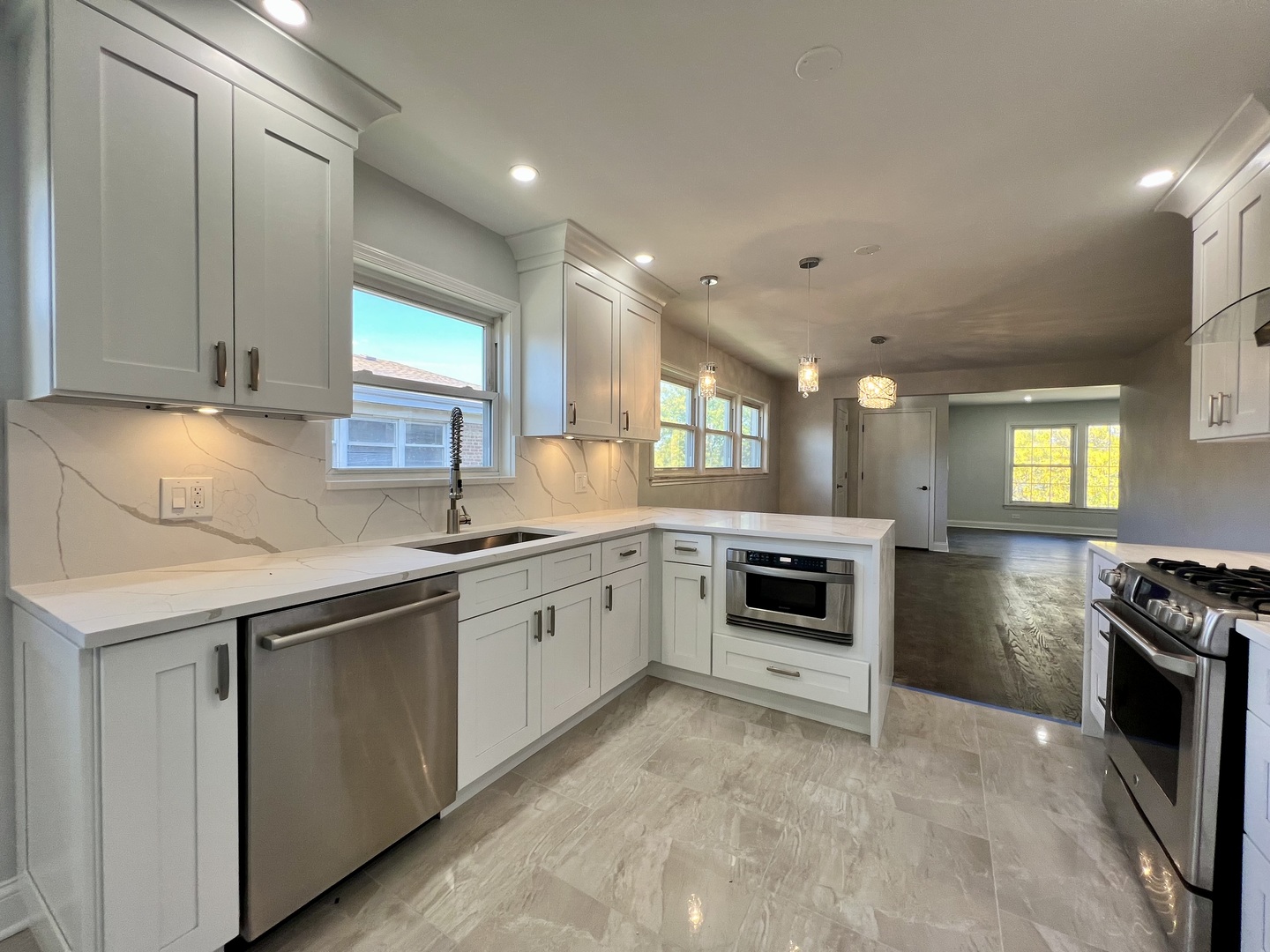 3335 W Pratt Avenue Unit: 2