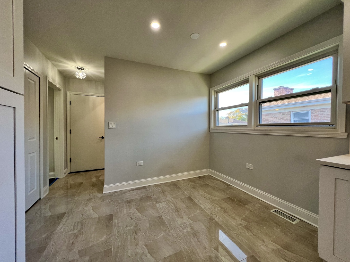 3335 W Pratt Avenue Unit: 2