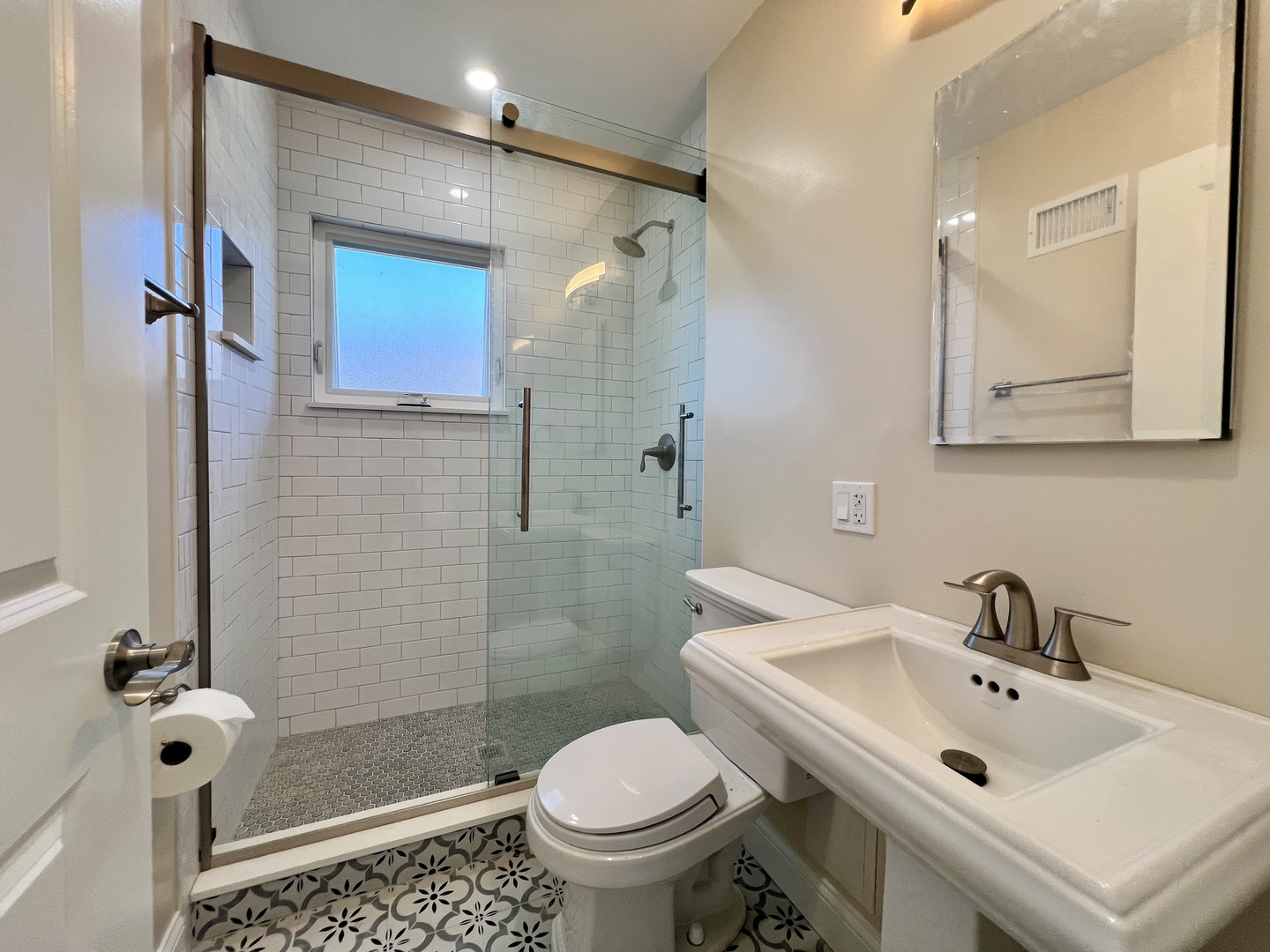 3335 W Pratt Avenue Unit: 2