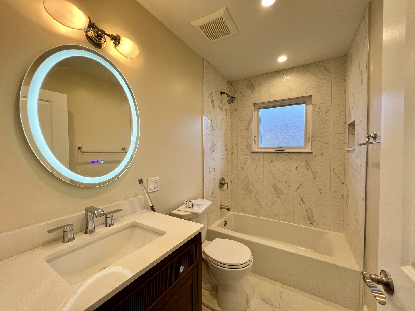 3335 W Pratt Avenue Unit: 2