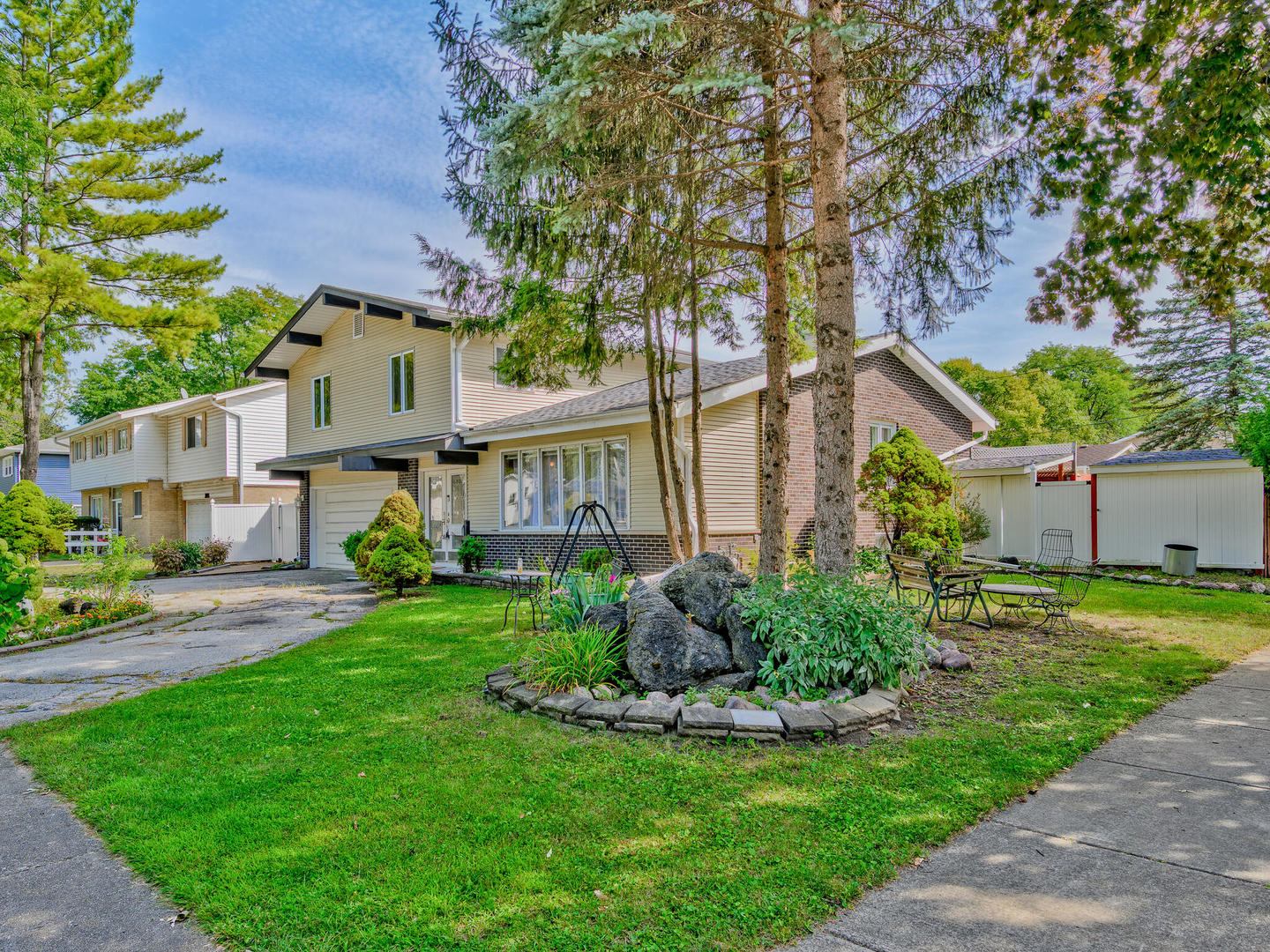 1121 N Greenfield Lane