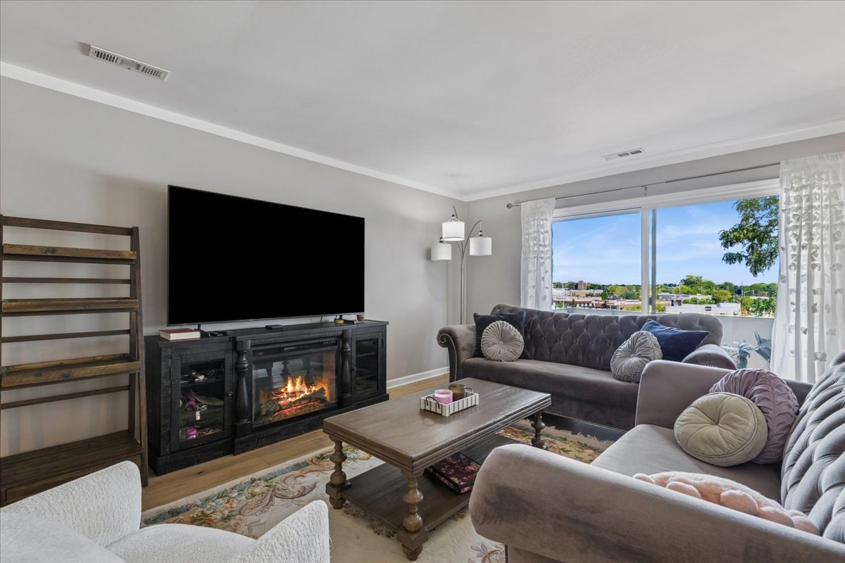 9242 Gross Point Road Unit: 402