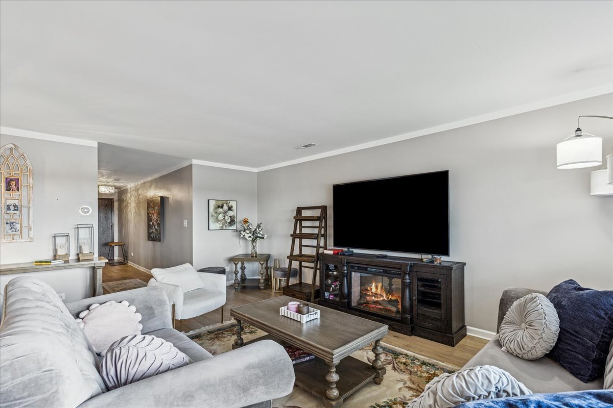 9242 Gross Point Road Unit: 402