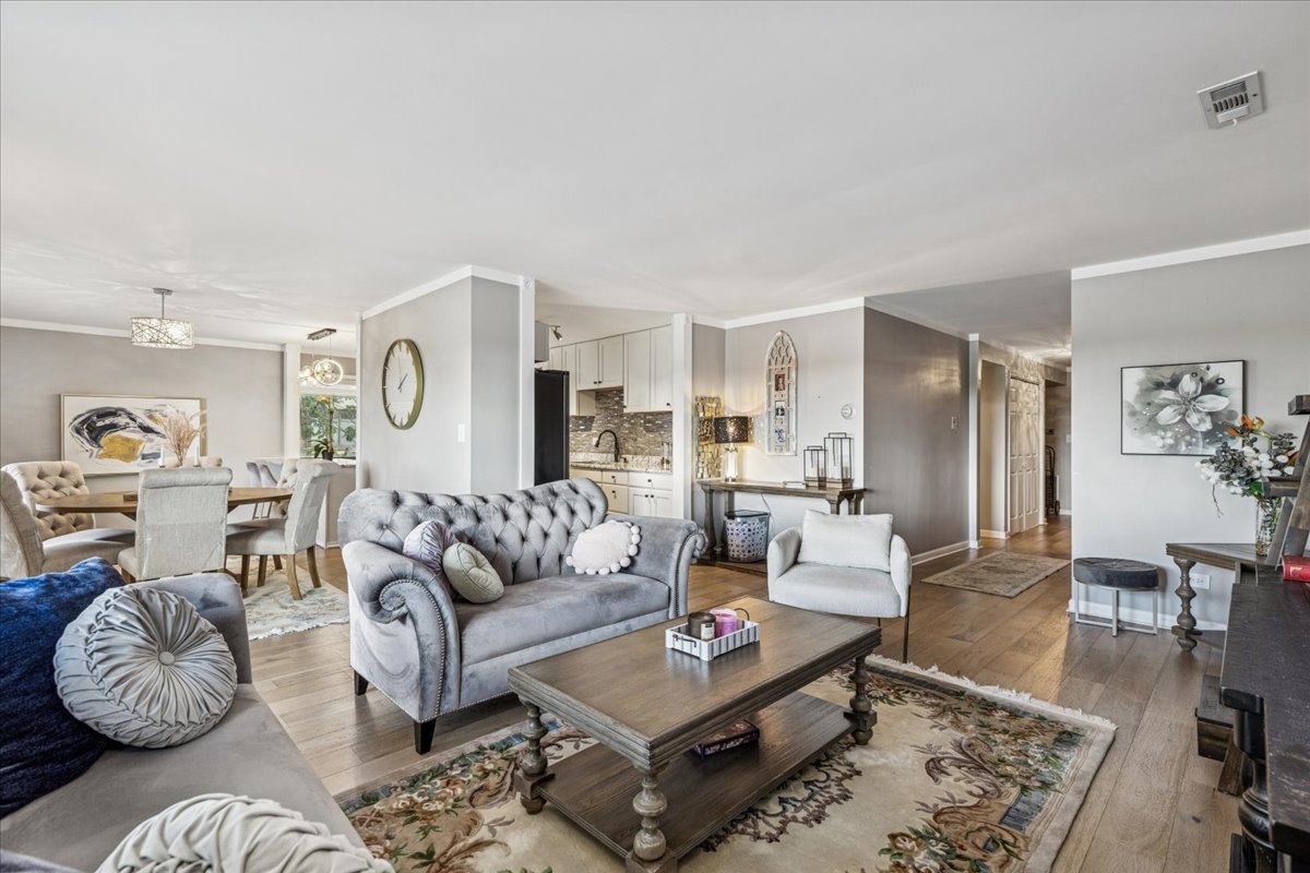 9242 Gross Point Road Unit: 402