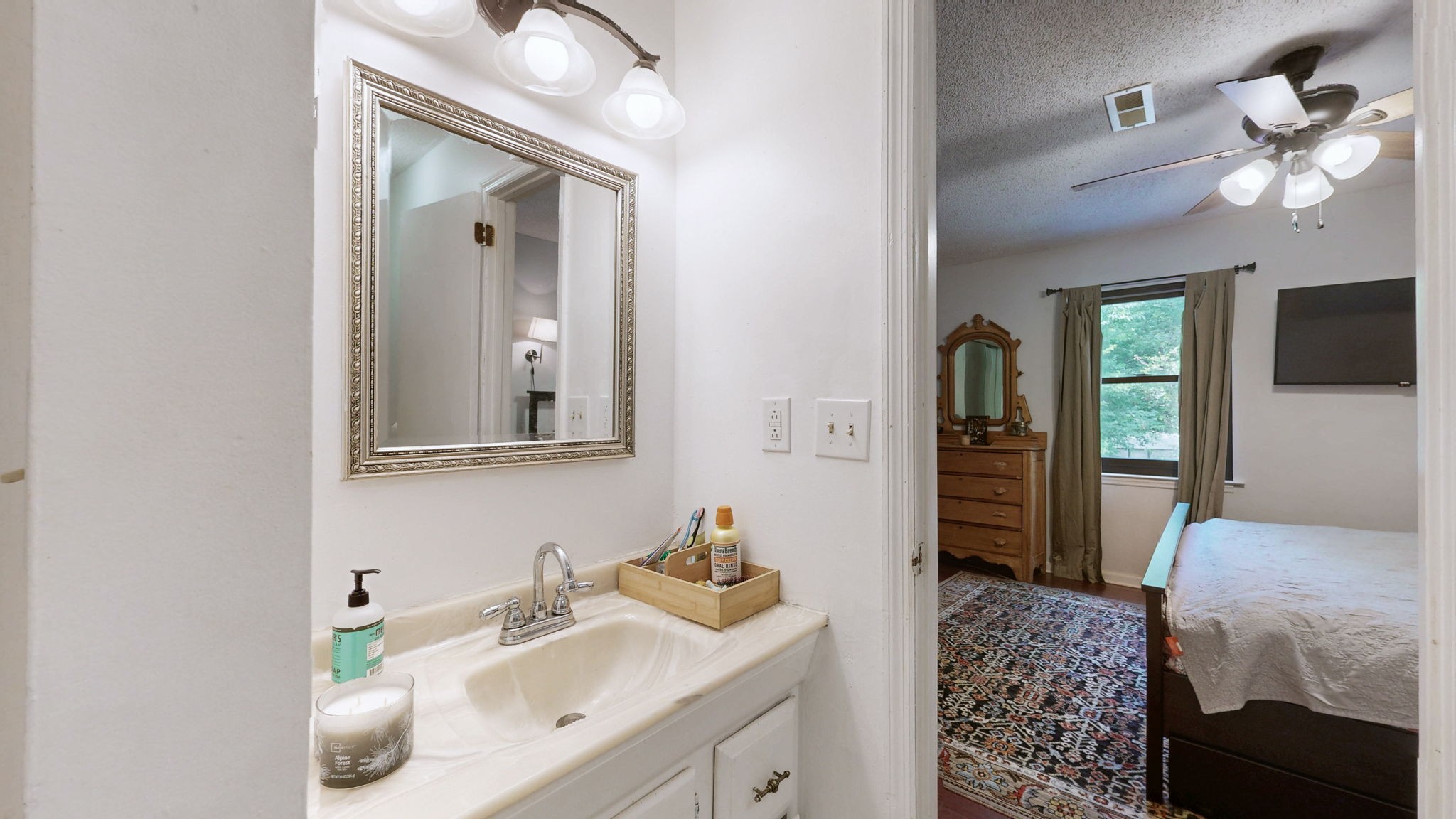 5131 Hunters Point Ln