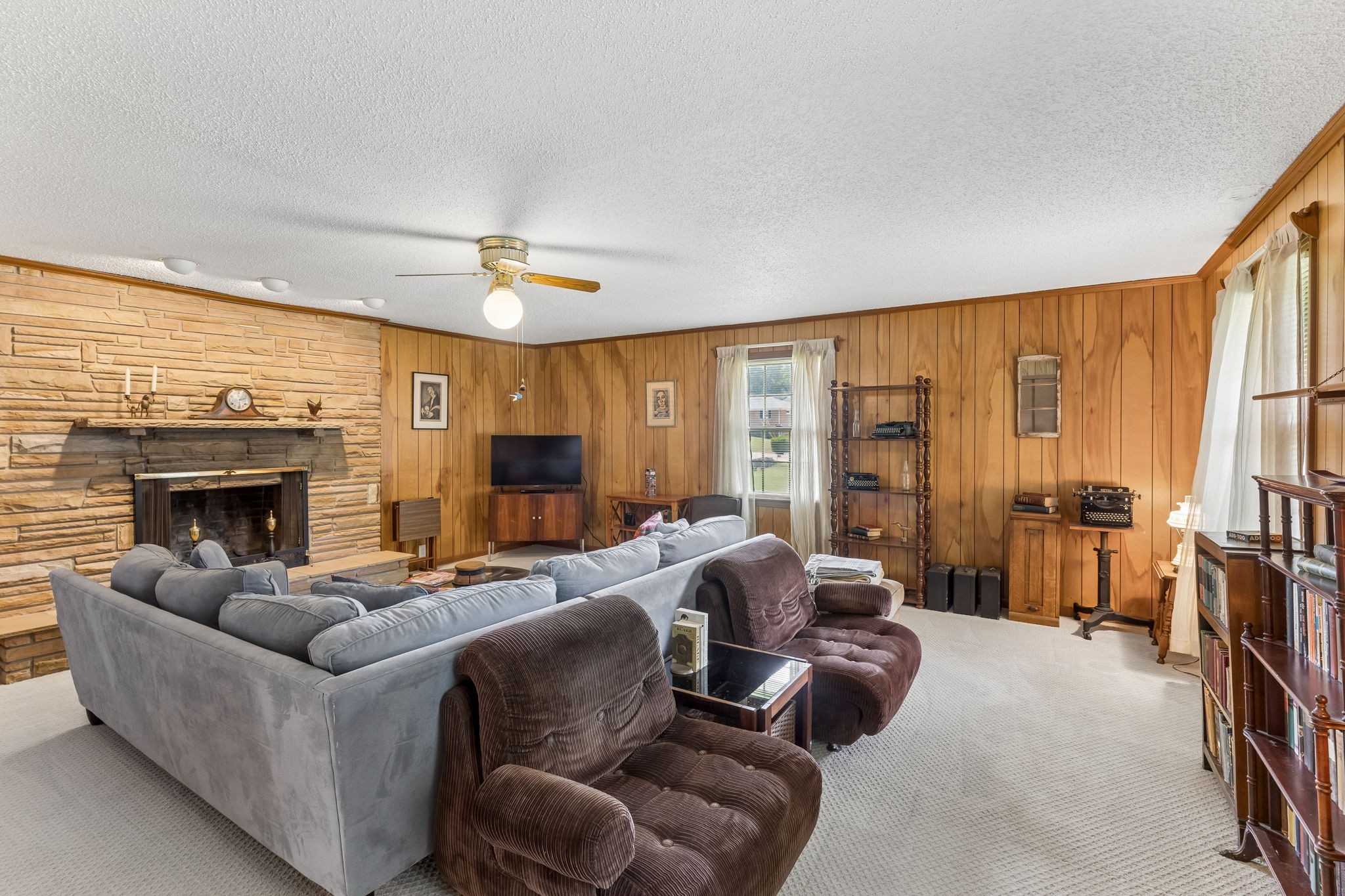 502 Hillview Dr