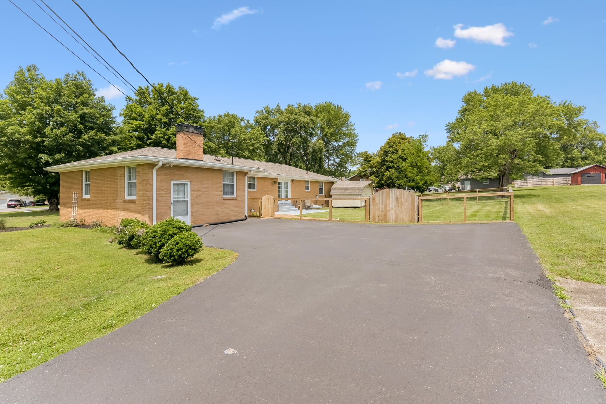 502 Hillview Dr