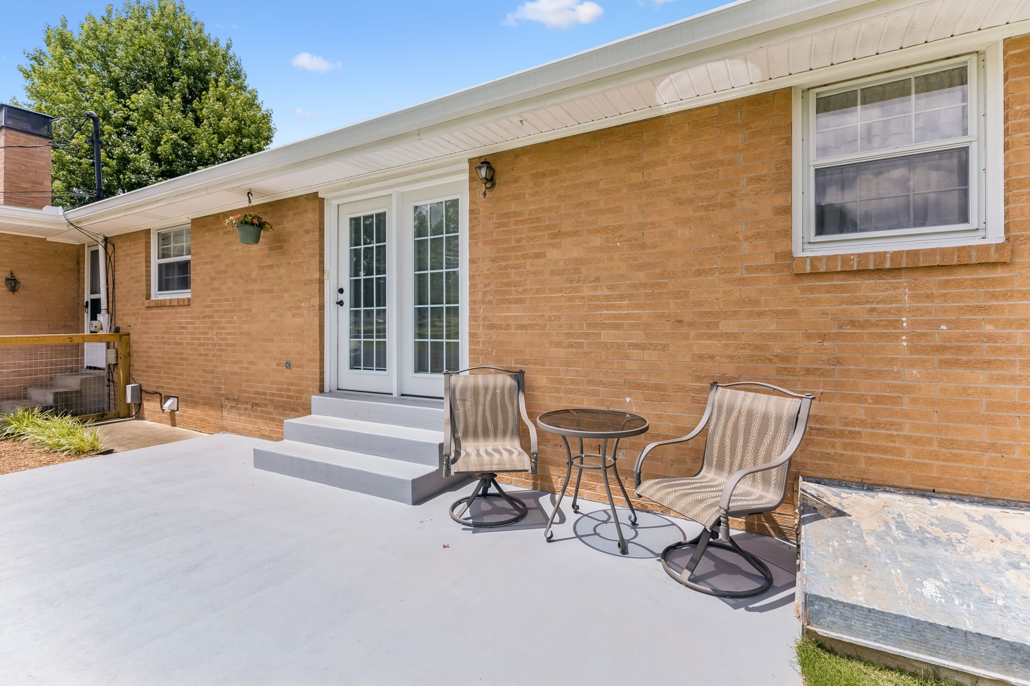 502 Hillview Dr