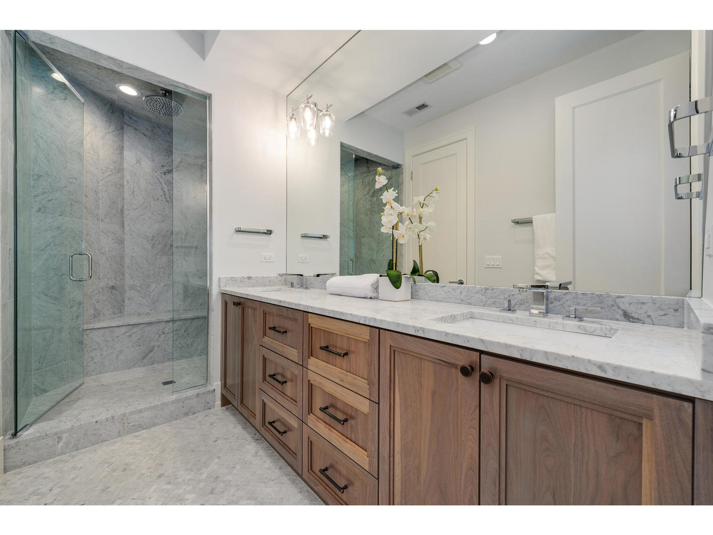 2704 N Bosworth Avenue Unit: 1N