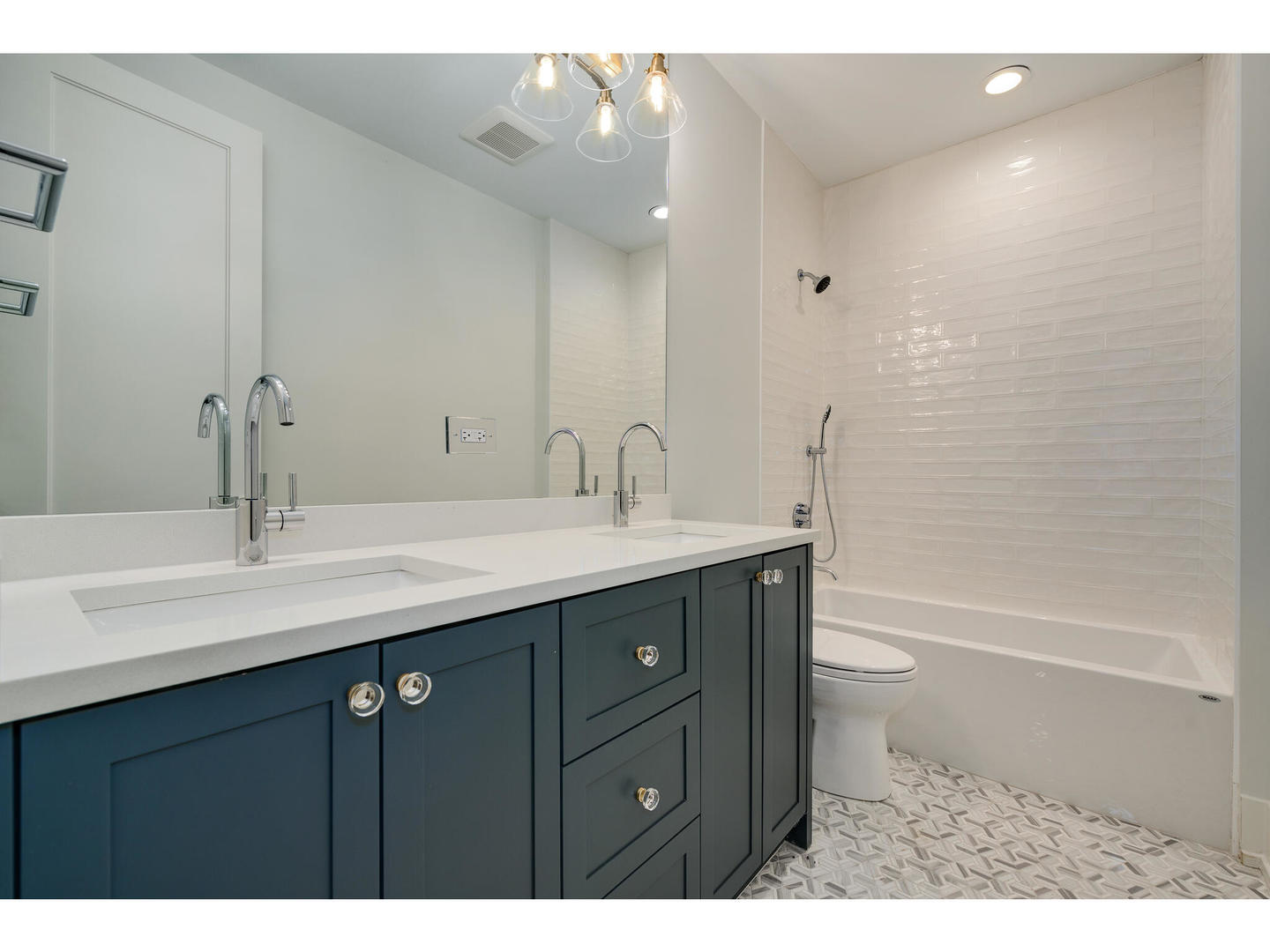 2704 N Bosworth Avenue Unit: 1N