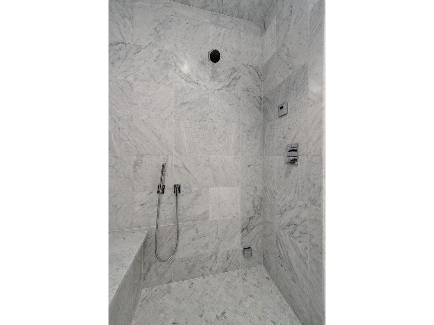 2704 N Bosworth Avenue Unit: 1N