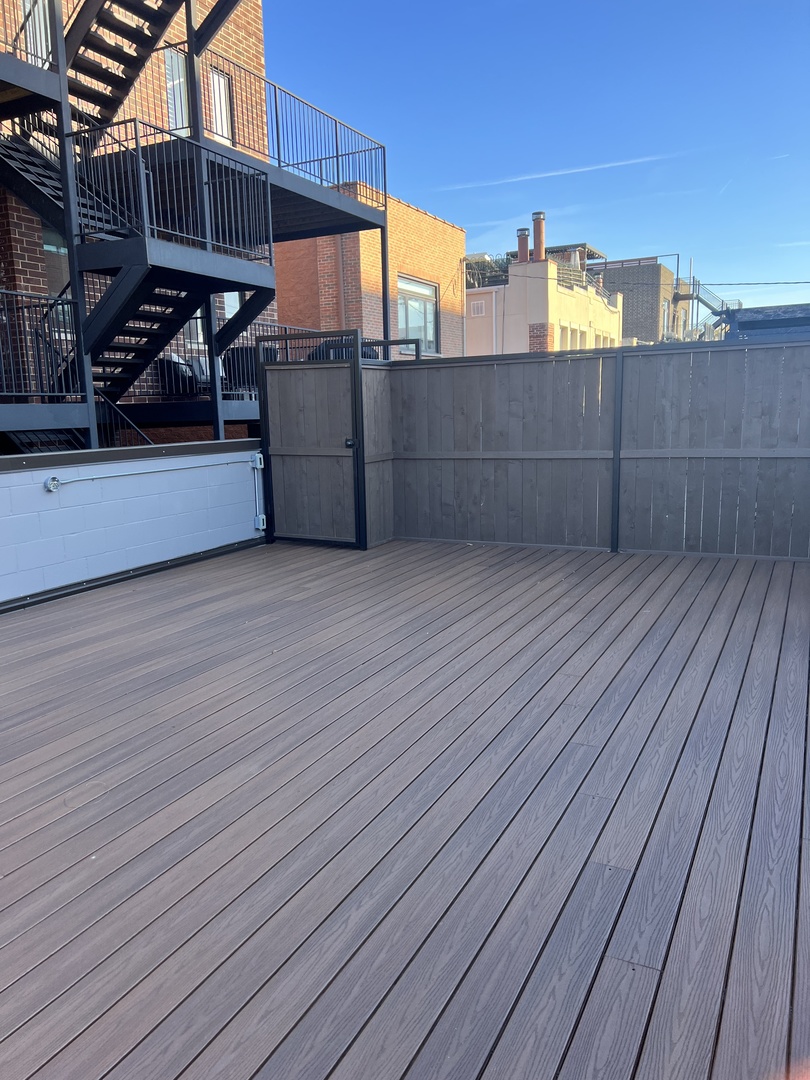 2704 N Bosworth Avenue Unit: 1N