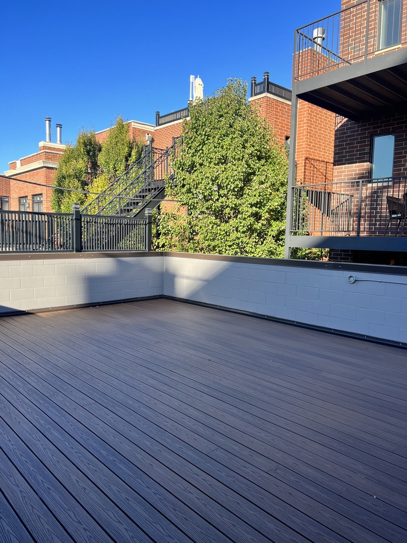 2704 N Bosworth Avenue Unit: 1N