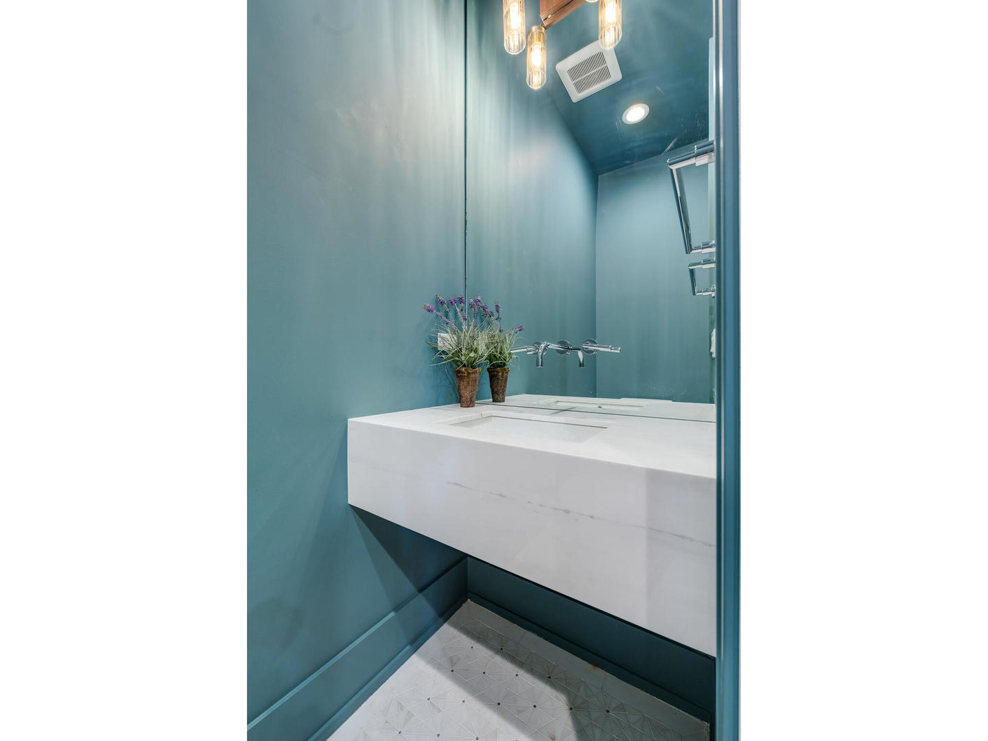 2704 N Bosworth Avenue Unit: 1N