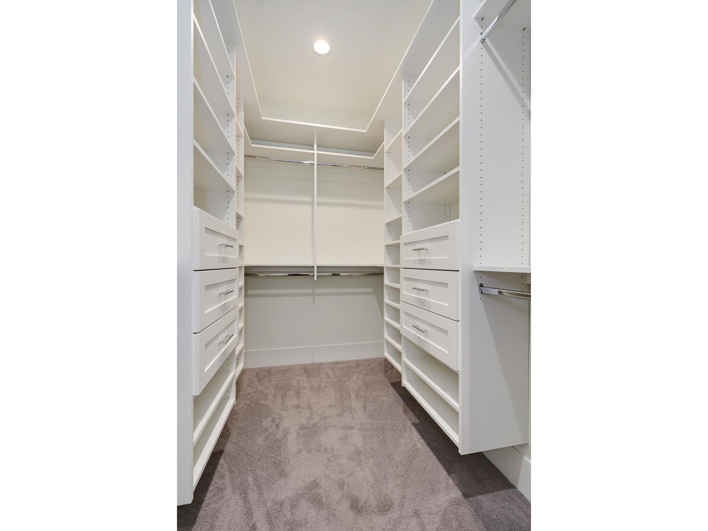 2704 N Bosworth Avenue Unit: 1N