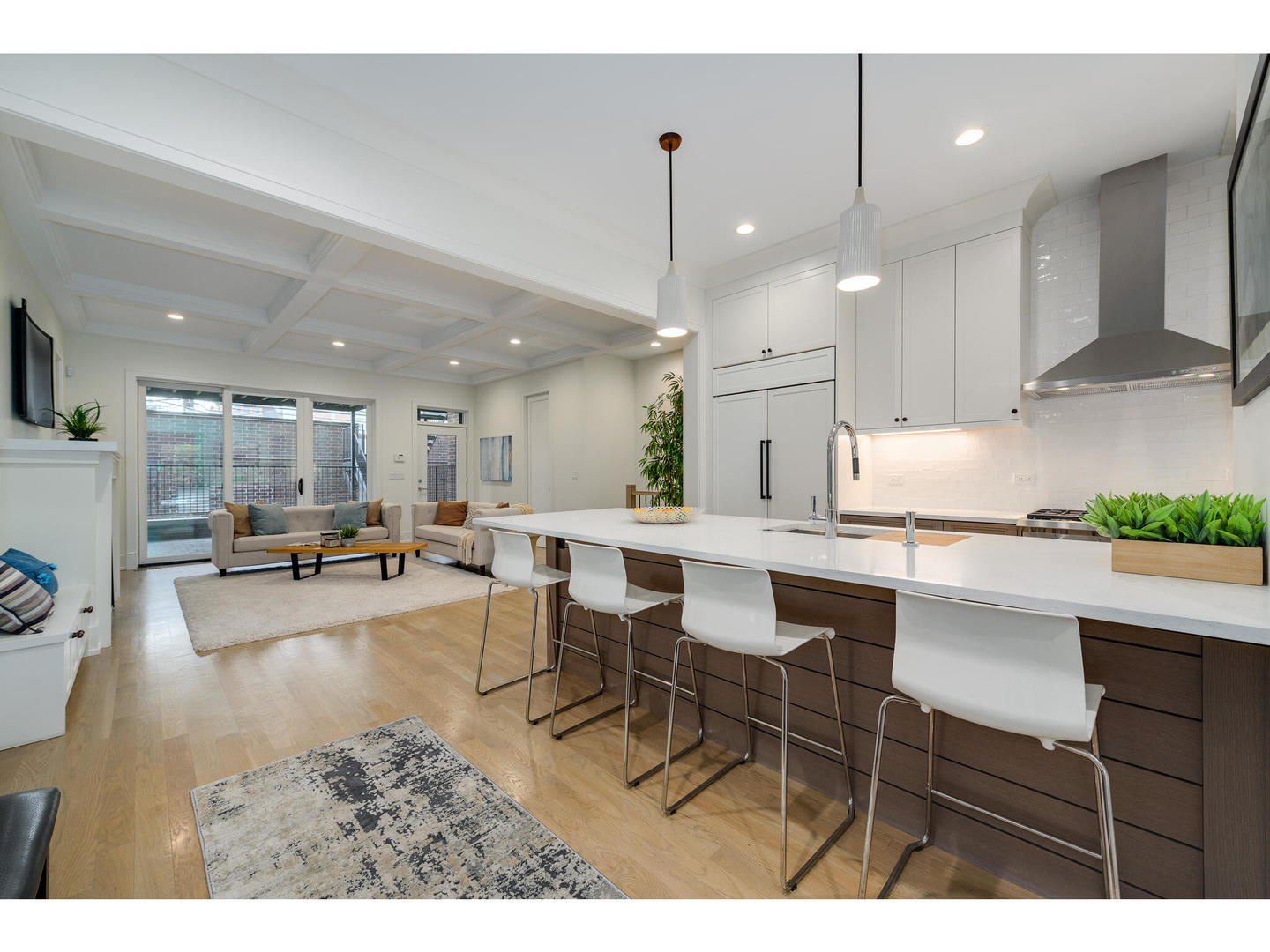 2704 N Bosworth Avenue Unit: 1N