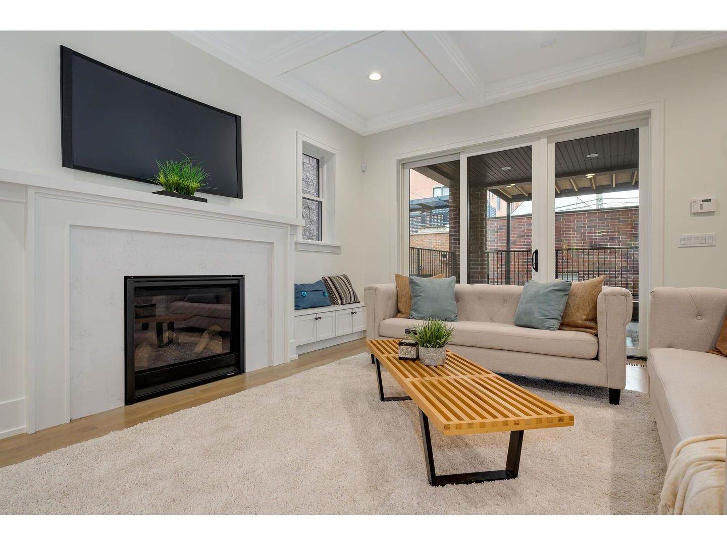 2704 N Bosworth Avenue Unit: 1N