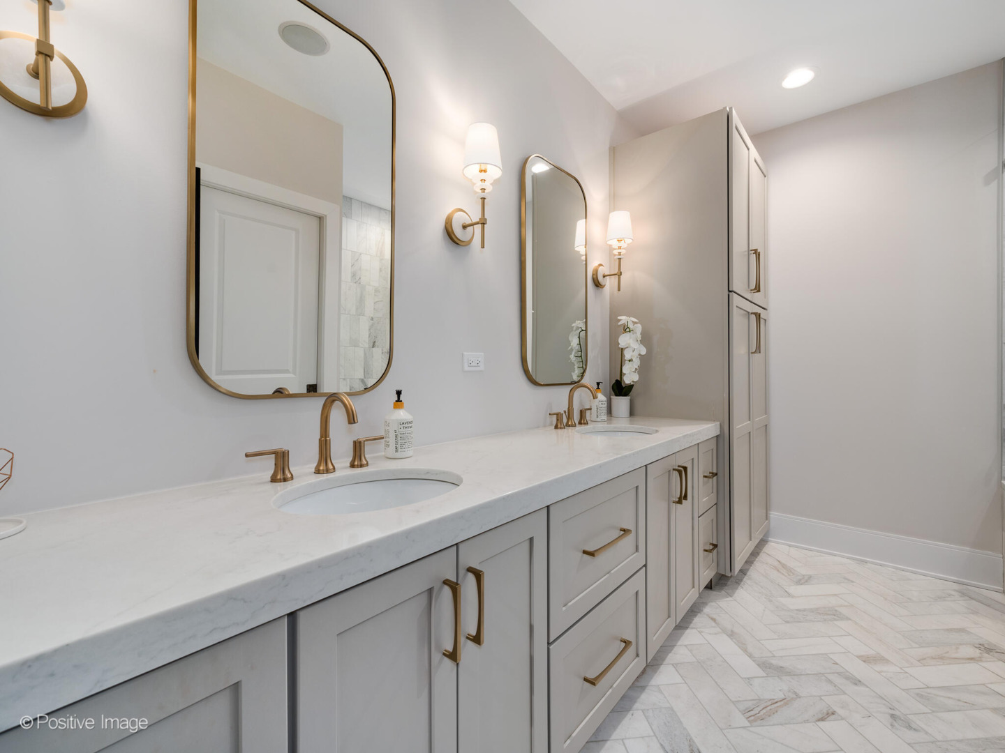 1938 N Sawyer Avenue Unit: 1