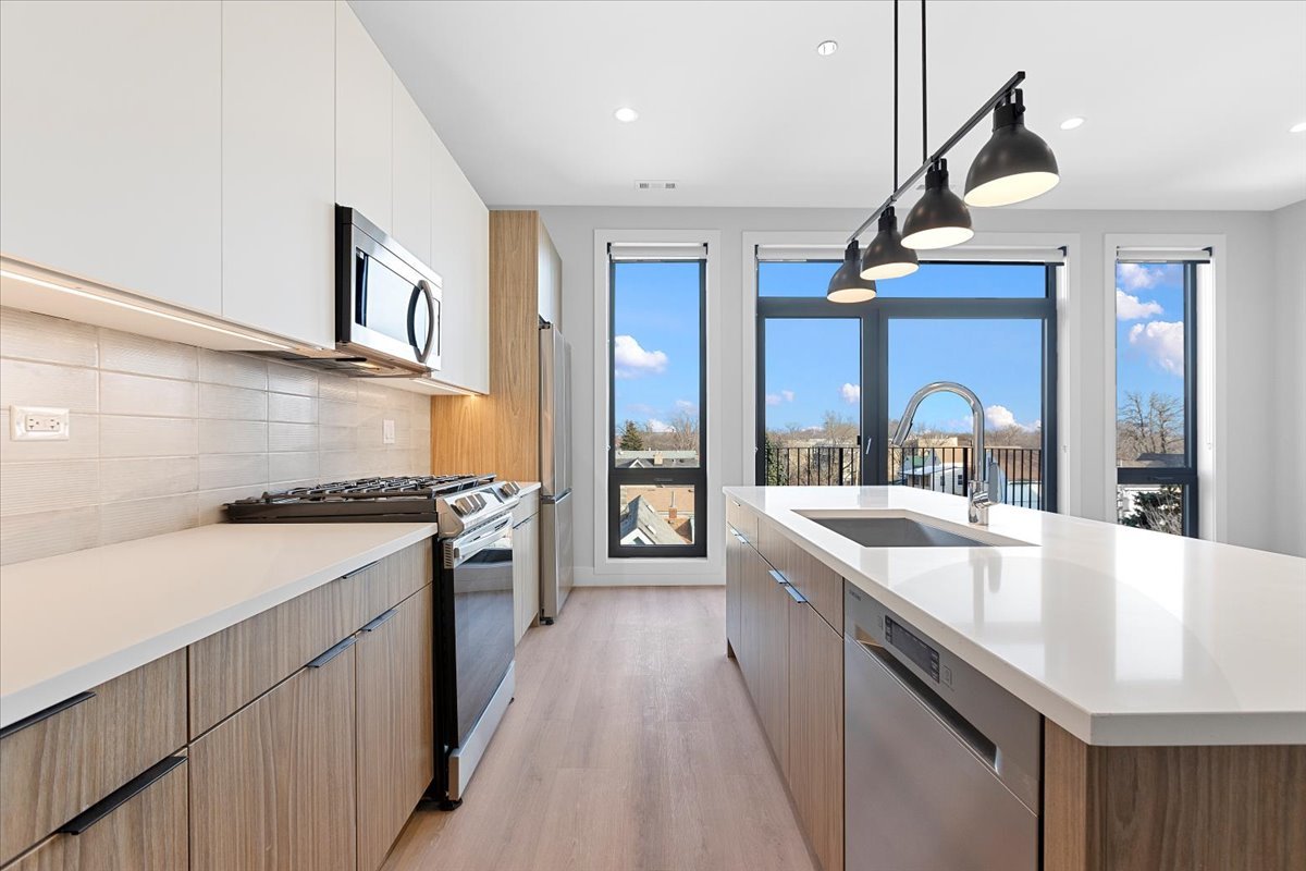 3953 W Dakin Street Unit: 304