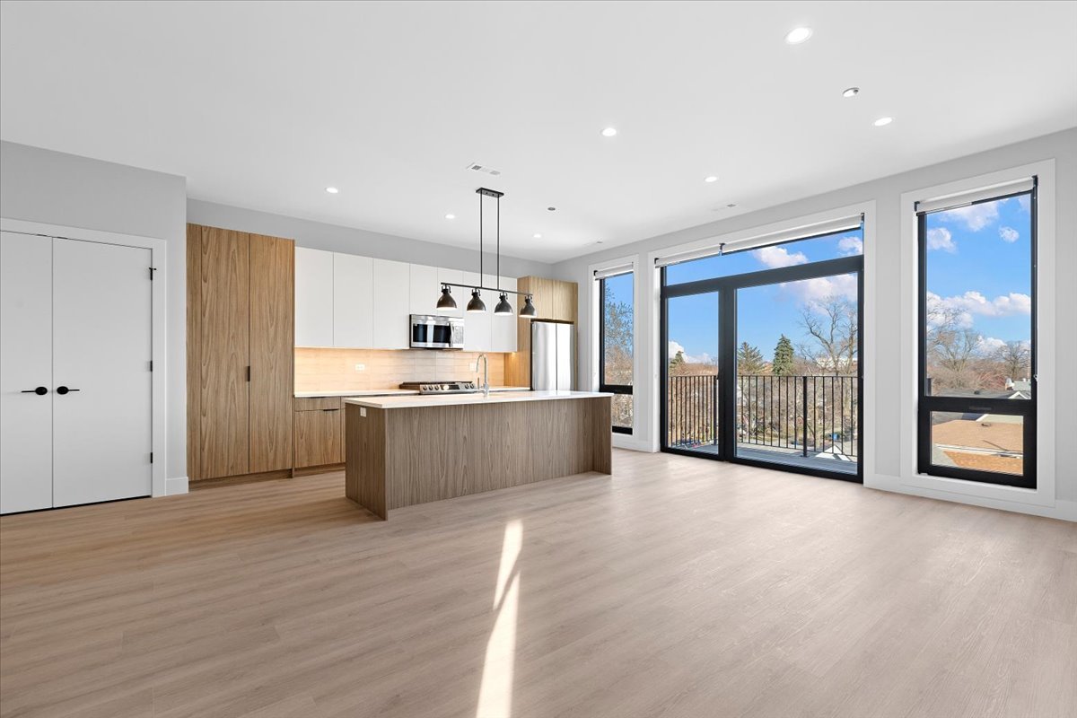 3953 W Dakin Street Unit: 304
