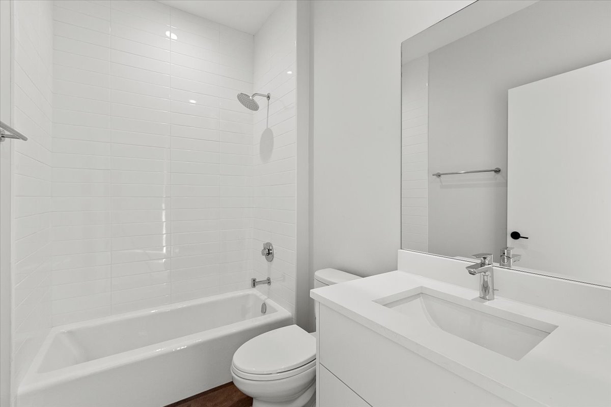3953 W Dakin Street Unit: 304