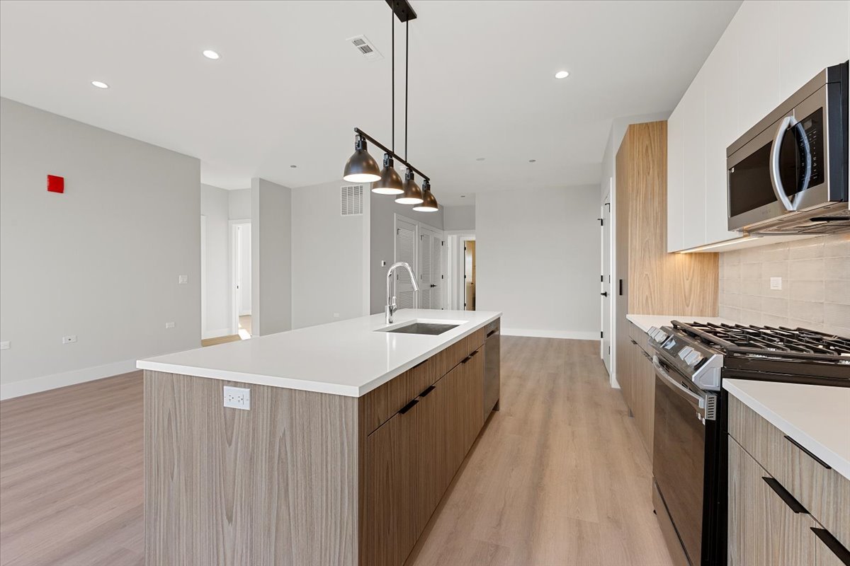 3953 W Dakin Street Unit: 304