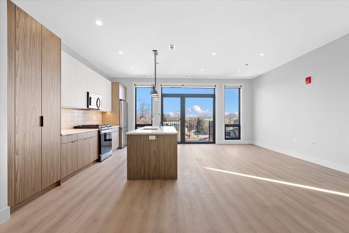 3953 W Dakin Street Unit: 304