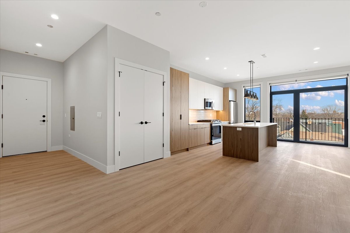 3953 W Dakin Street Unit: 304