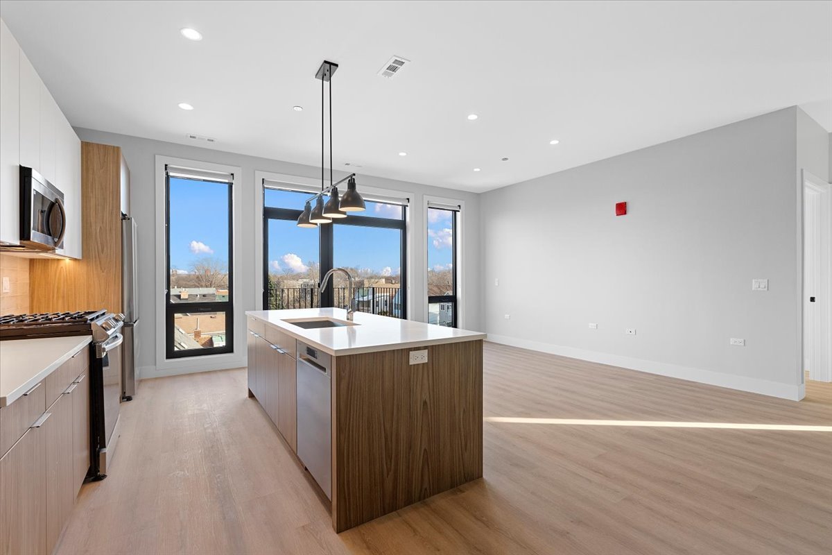 3953 W Dakin Street Unit: 304