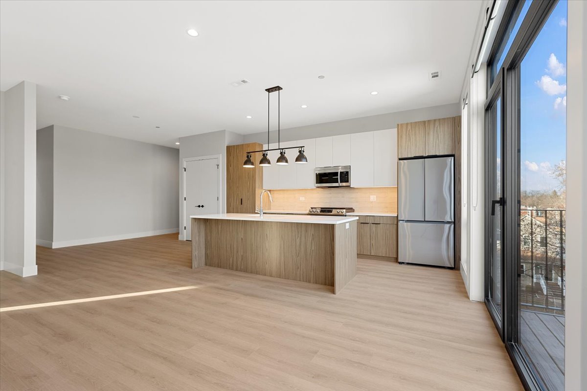 3953 W Dakin Street Unit: 304