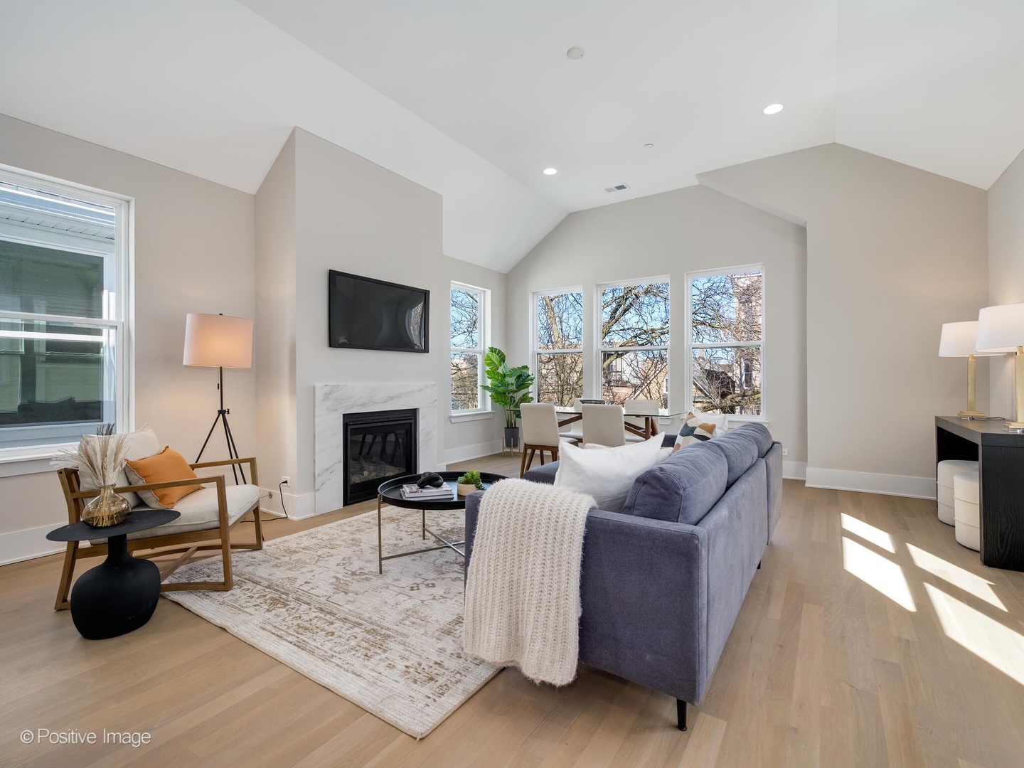1938 N Sawyer Avenue Unit: 2